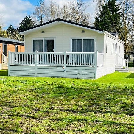 Graceland Lodge With Hot Tub Barmby on the Moor Esterno foto
